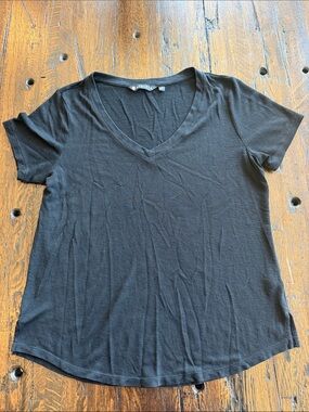 V-Neck Short Sleeve Tee in Black